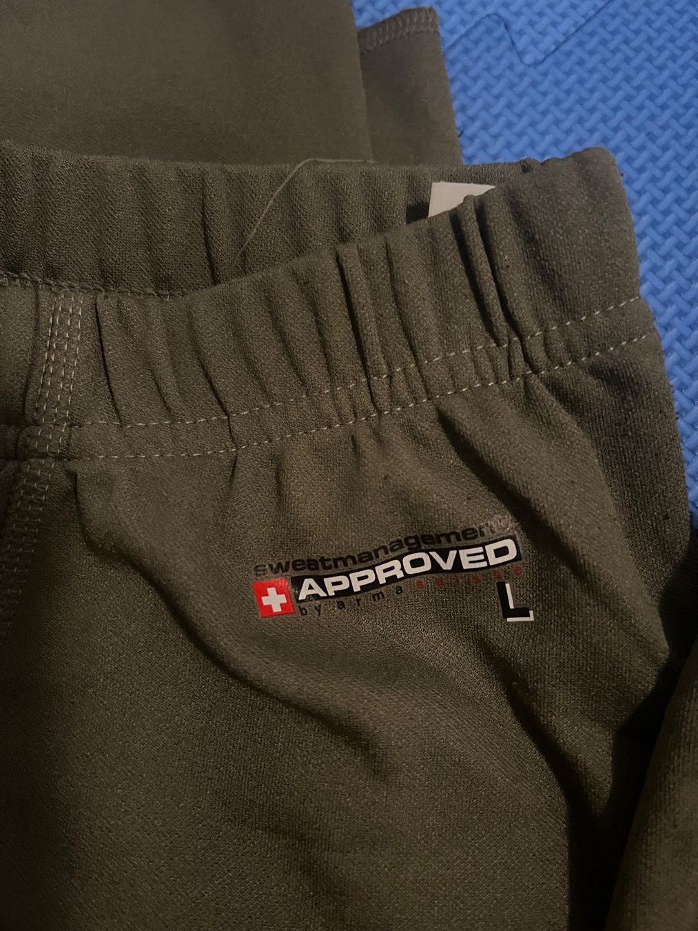 Schweizer Armee Uniformen: 3x Lange Unterhosen, Schweizer Militär, Grösse L, Polyester – Gebraucht aus Gossau SG von schlitzerdemon 1
