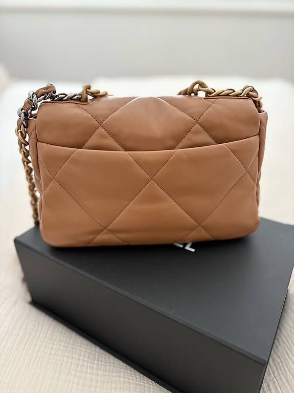 Sacs femmes: Sac CHANEL 19 Camel – Neuf avec emballage d'origine à La Chaux-de-Fonds par kim_6hn7 1