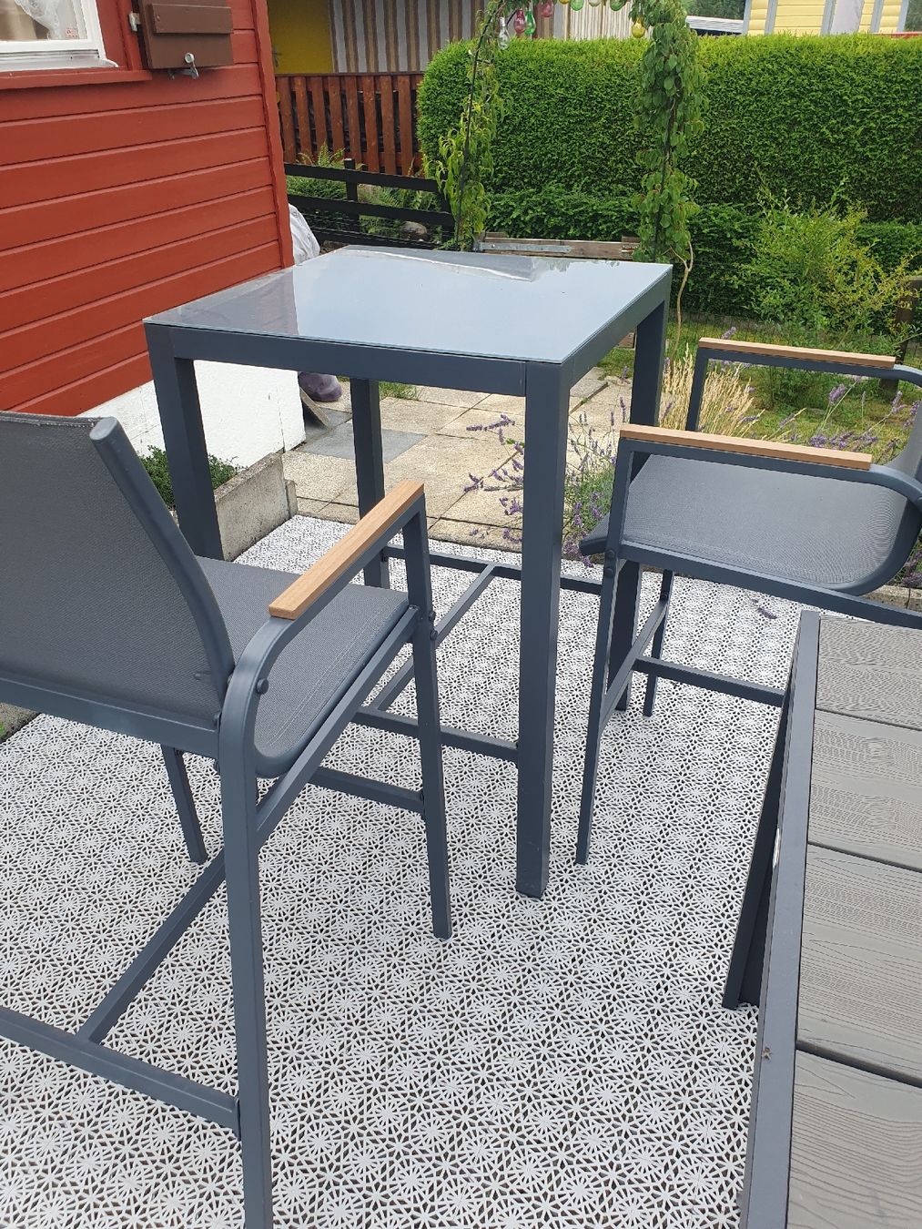 Set di tavolo e panche: Bartisch/Stehtisch mit Glasplatte und 2 Hocker – Usato da Unterägeri venduto da Ursl7