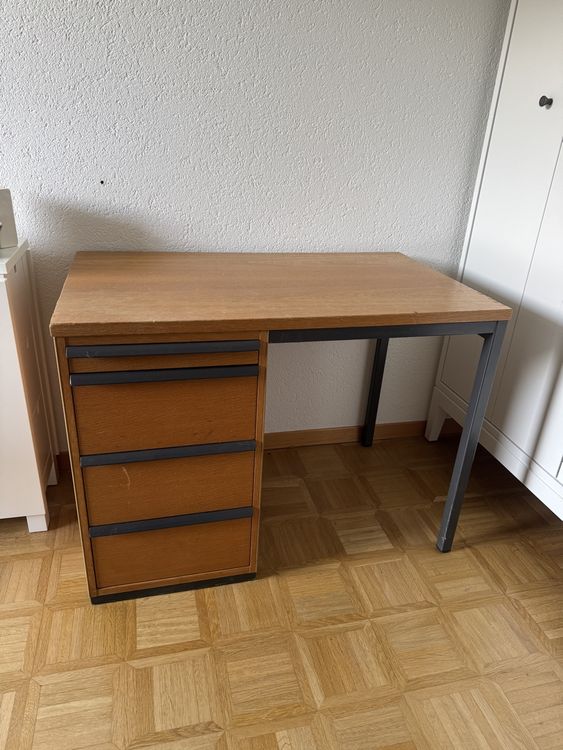 Scrivanie: Vintage Holz Schreibtisch mit Schubladen – Usato da Aarburg venduto da Spiderandman 1