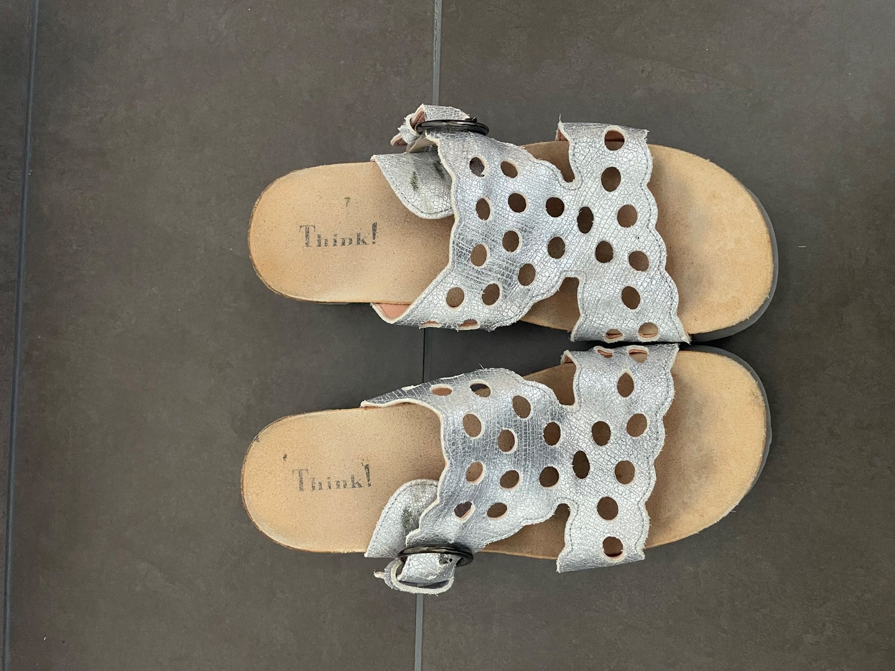 Asics Scarpe da uomo: Hausschuh oder Sandale der Marke THINK! – Usato da Bourguillon venduto da gartenwohnen