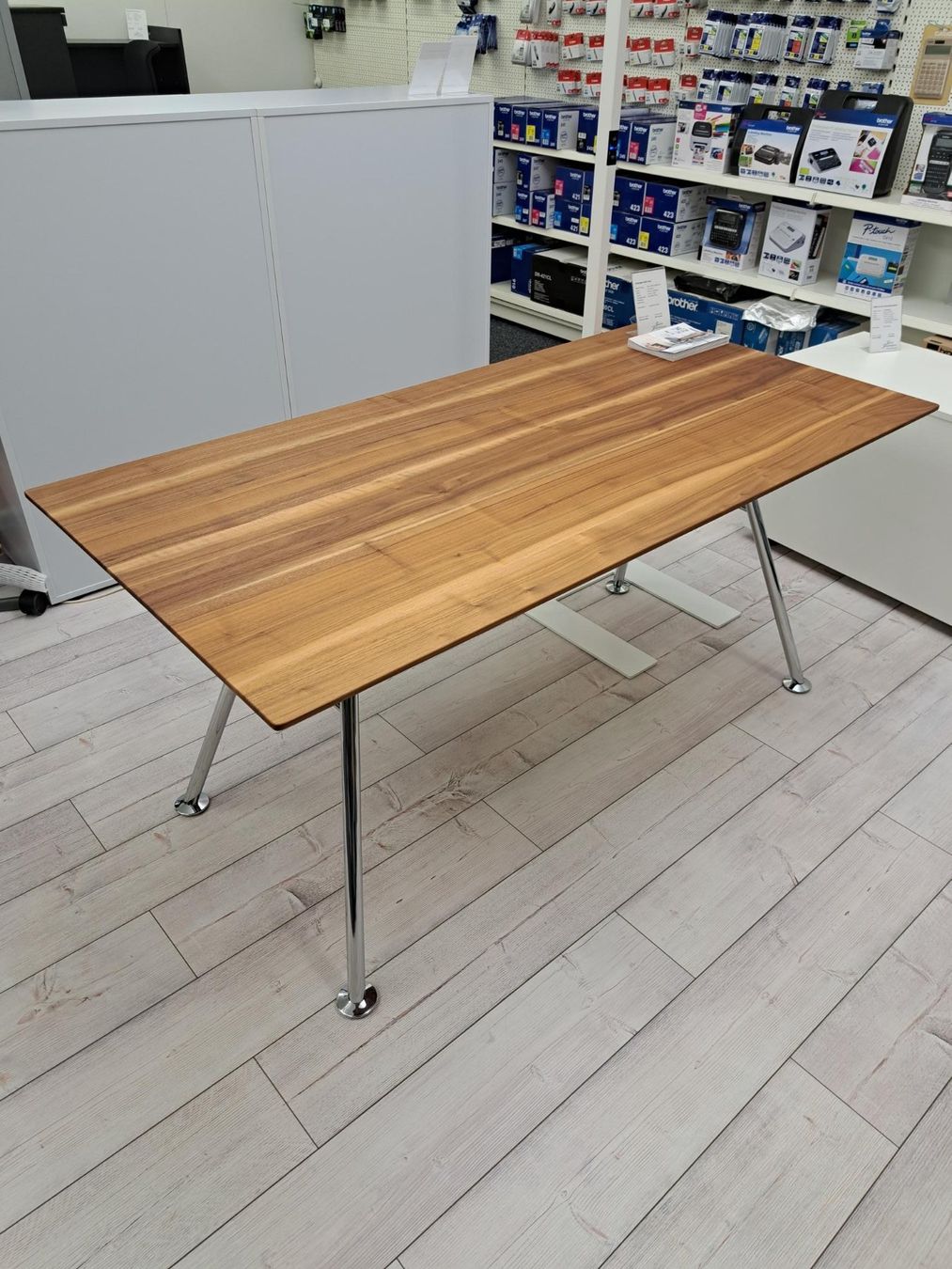Girsberger Schreibtische: Girsberger AKIO Steel Tisch - Designtisch Nussbaum NEU – Neu (gemäss Beschreibung) aus Zofingen von BBAG4800