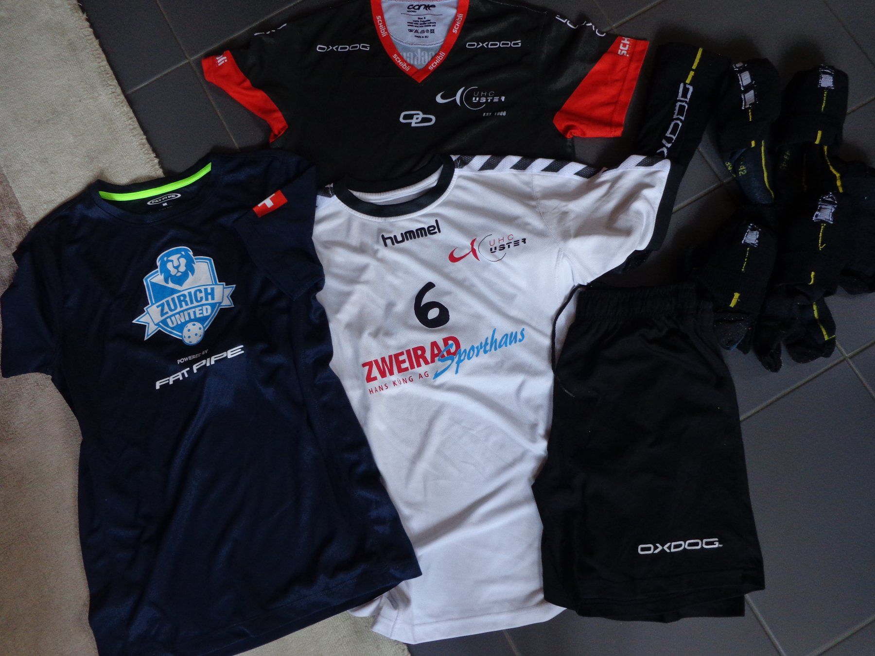 Lotti & Set di vestiti: Unihockeytrainings Kleider – Usato da Greifensee venduto da Toggi11