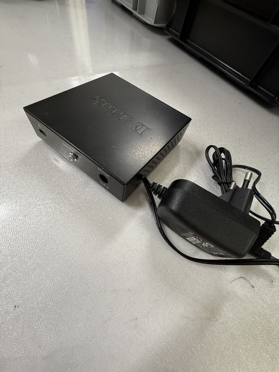 Dlink Hub & Switch: Switch D-Link 5 Ports – Usato da Schlatt ZH venduto da Flaebe