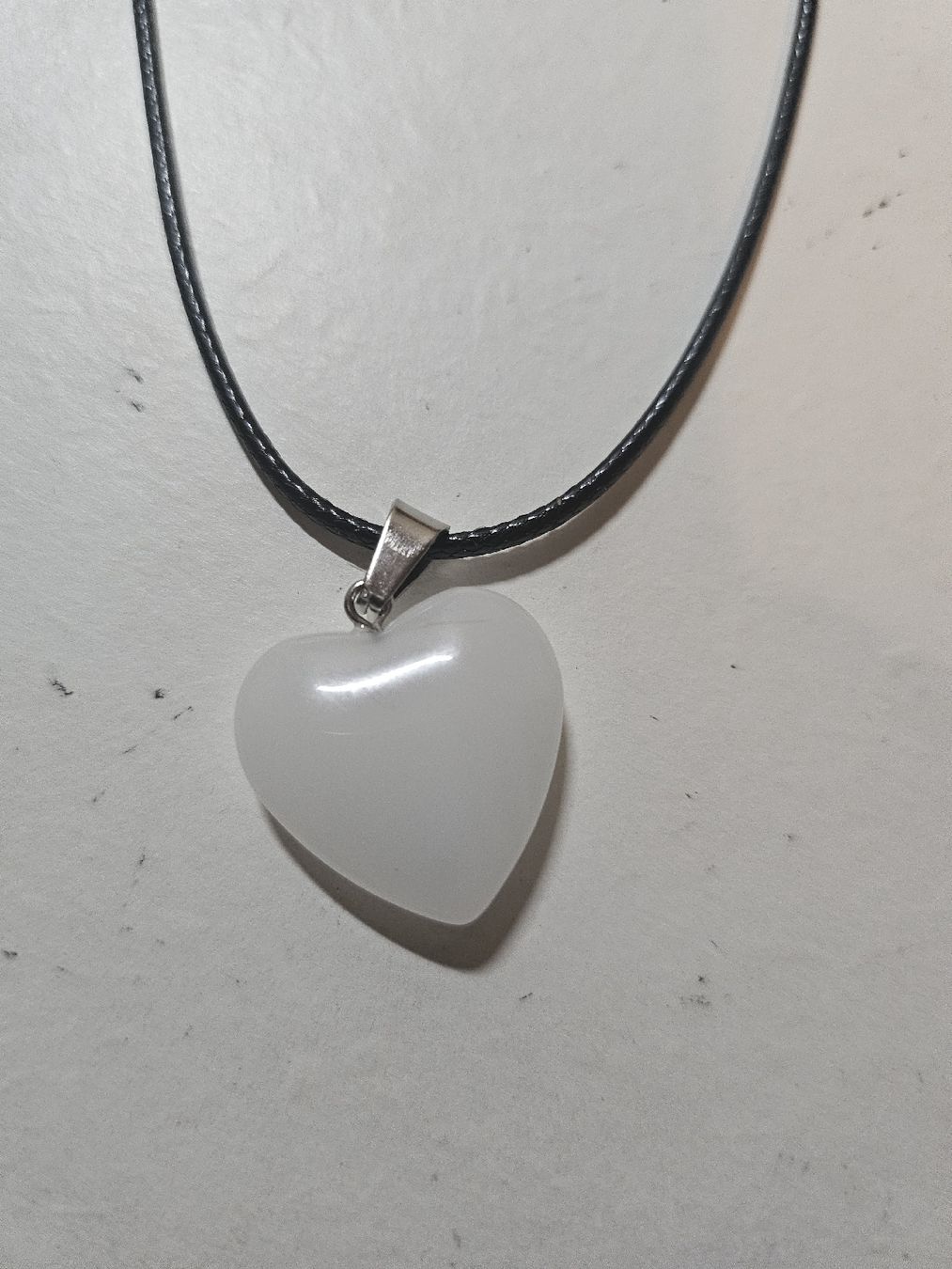 Catenine: collier coeur blanc opaque – Nuovo (secondo la descrizione) da Senèdes venduto da hen_fw8b
