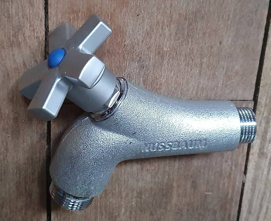 Armaturen: Wasserhahn- für Garten oder Waschküche, Nussbaum – Neu (gemäss Beschreibung) aus Winterthur von BauTeilLaden2000