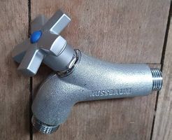 Wasserhahn- für Garten oder Waschküche, Nussbaum