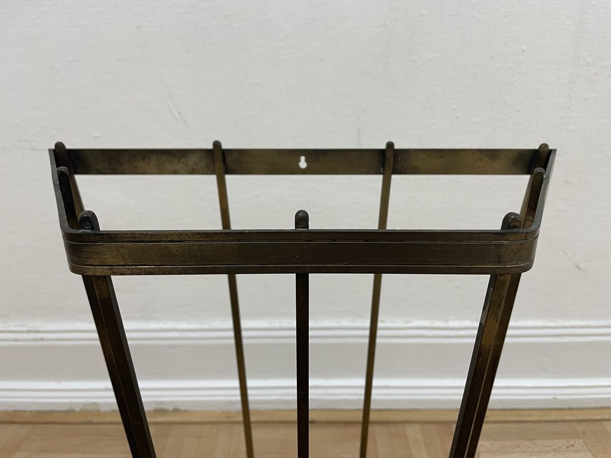 Sonstige Büroeinrichtungen: Schlichter Art Deco Messing Schirmständer Wandschirmständer – Gebraucht aus Zürich von Vintagewiesel 9