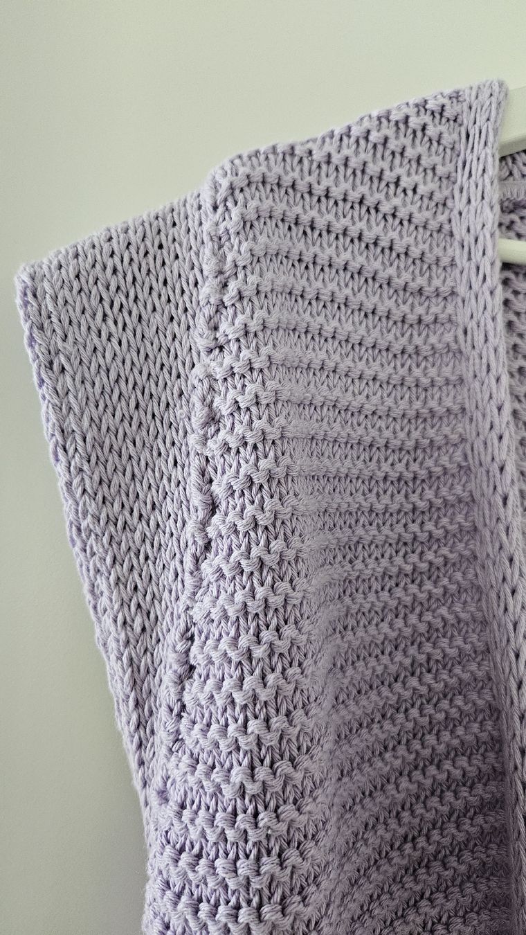 Jacken: Violette Strickjacke mit angedeuteten Schulterpolster – Neu (gemäss Beschreibung) aus Hettlingen von Leaena279 2