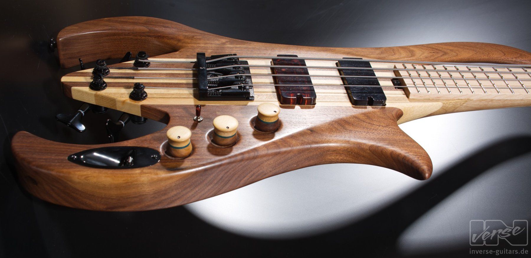 Strumenti musicali: INVERSE GUITARS Walnut Manta Bass – Nuovo e nell'imballaggio originale da Schaffhausen venduto da Saitensprung_SH 9