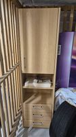 Makelloser stabiler Schrank aus Holz