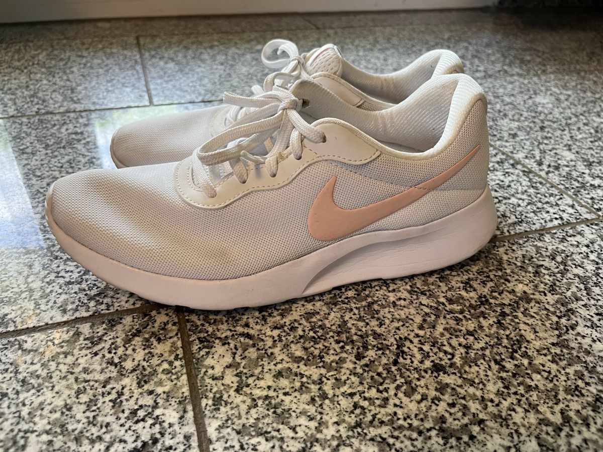 Nike Scarpe da donna: Nike Tanjun Sneakers Weiss – Usato da Densbüren venduto da Powpow 1