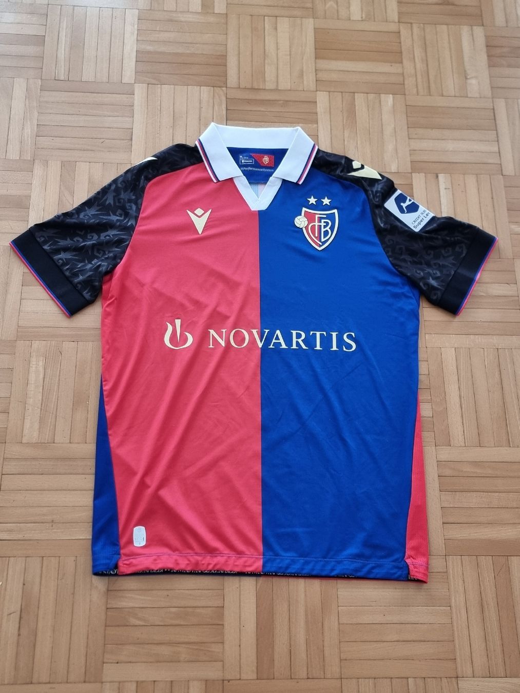 FC Basel Leibchen & Hosen: FC Basel 2023-2024 Heimtrikot – Gebraucht aus Suhr von SariLacivert1907