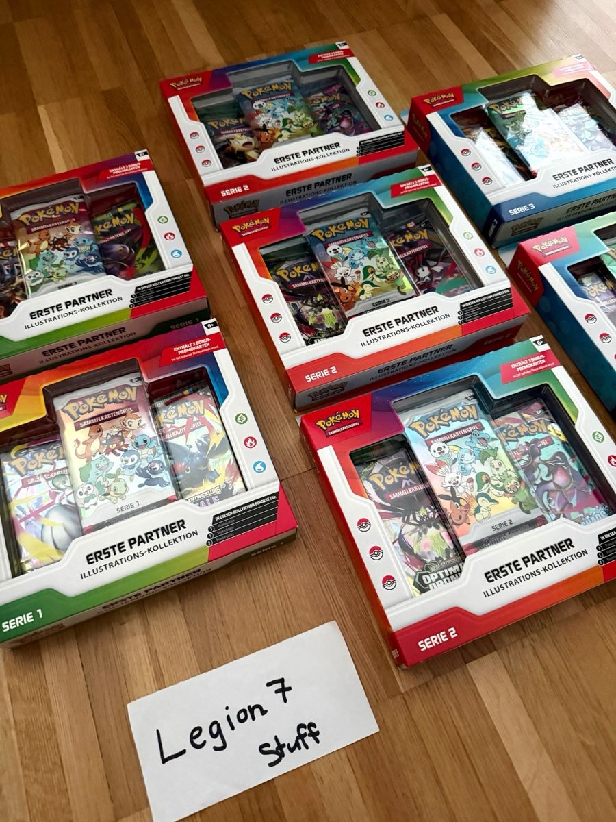 Pokémon Sammelbilder & Trading cards: Pokemon TCG First Partner Collection Bundle  – Neu und originalverpackt aus Lenzburg von 7LegionStuff 1