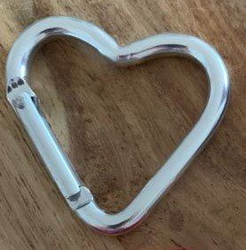 Attrezzatura da arrampicata: Kleiner Karabiner in Herzform NEU – Nuovo e nell'imballaggio originale da Geneve venduto da vane267