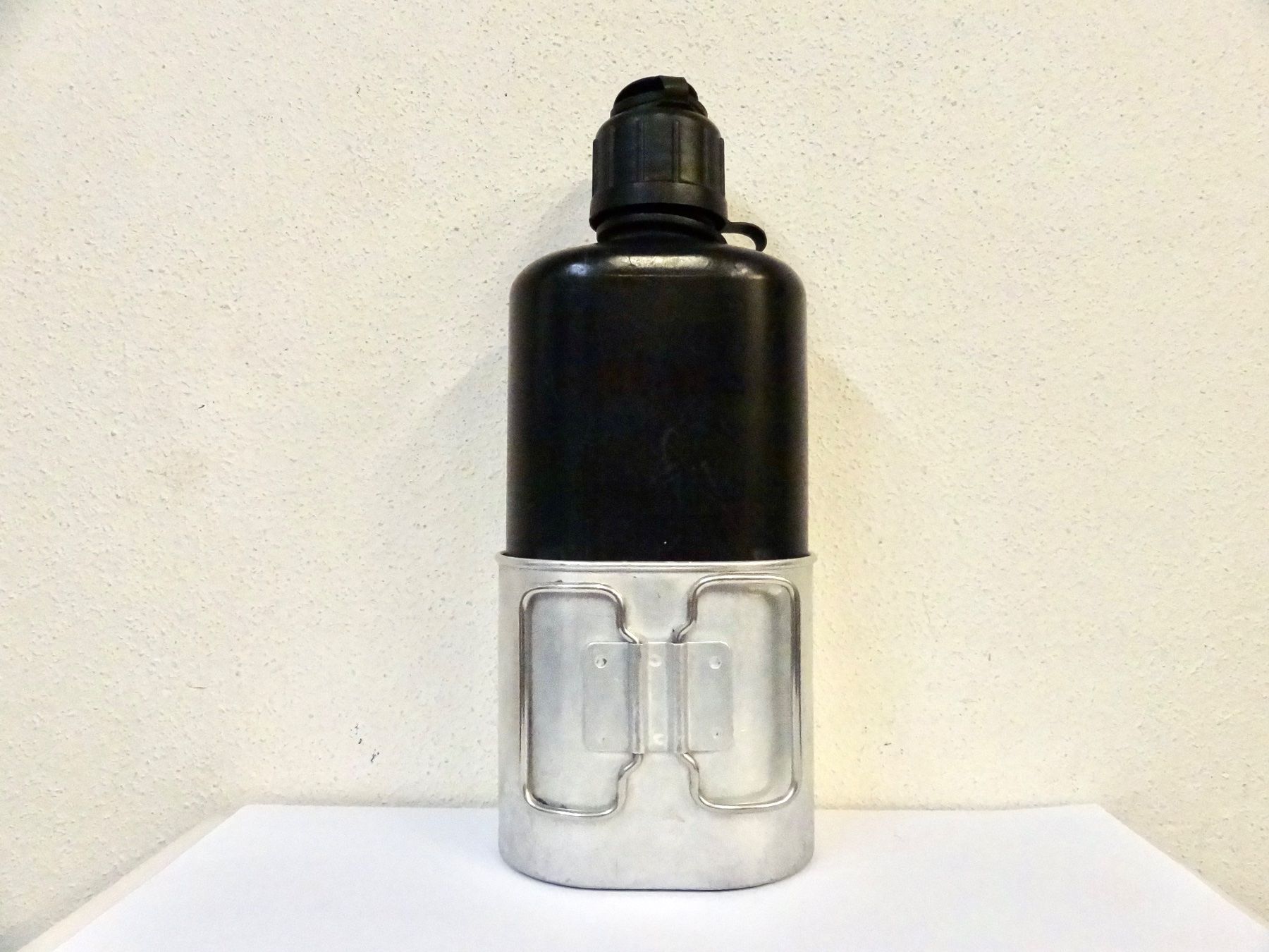 Schweizer Armee Ausrüstung & Ersatzteile: Feldflasche mit Becher JE 1986 Schweizer Armee – Gebraucht aus Kerzers von bottlesandboxes 2