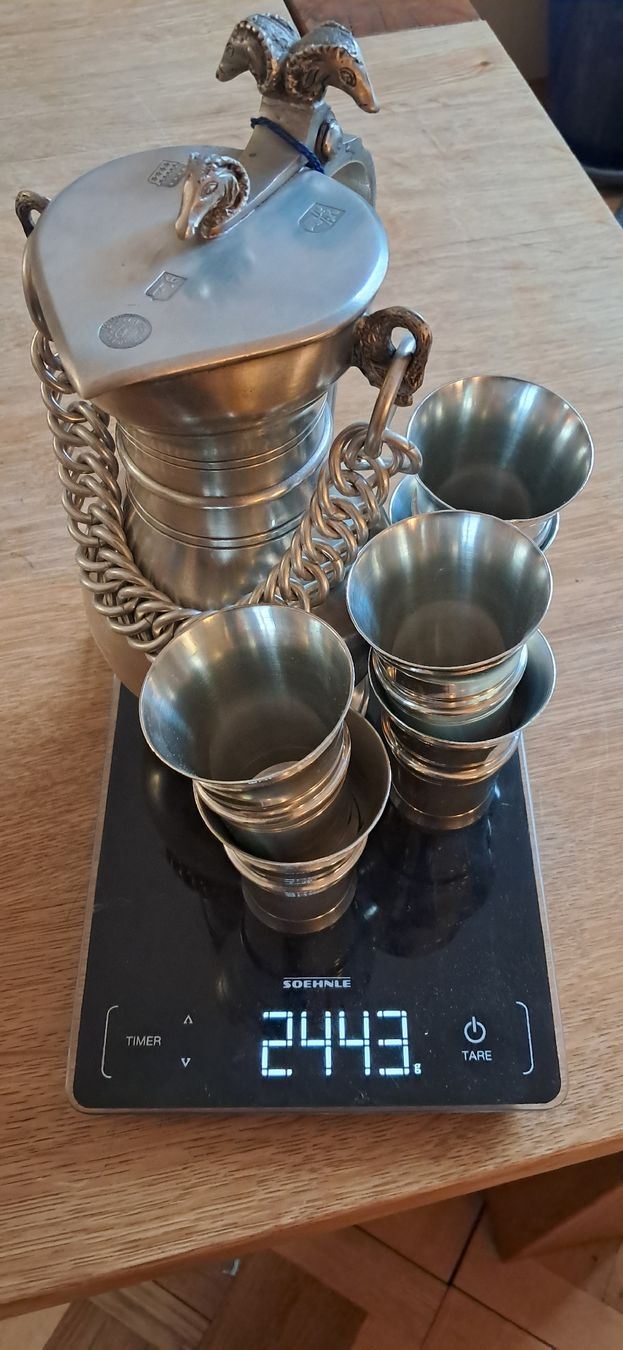 Geschirrsets: Set Zinnkrug mit 6 Becher – Gebraucht aus Nidau von Darkpooh