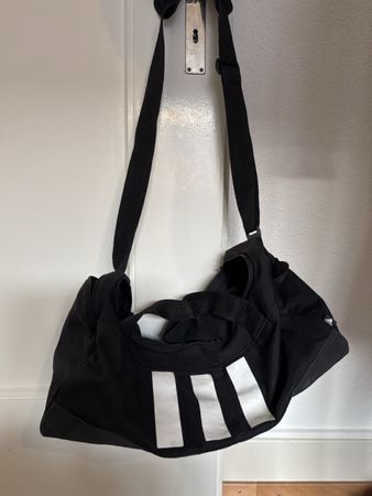 Sporttasche Adidas schwarz mit Schultergurt gebrauchter Zust