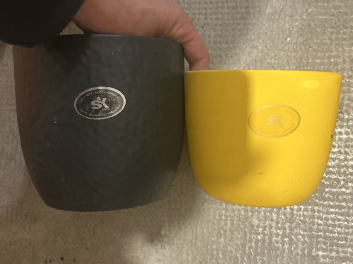 Vasi per fiori: 2 cache-pots SK, noir et jaune, etat correct – Usato da St-Prex venduto da mar_f6t6