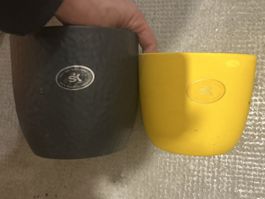 2 cache-pots SK, noir et jaune, etat correct