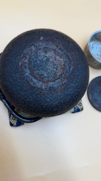 Théière Ancienne En Fonte Asiatique – Noir Mat, Authentique, état D'usage
