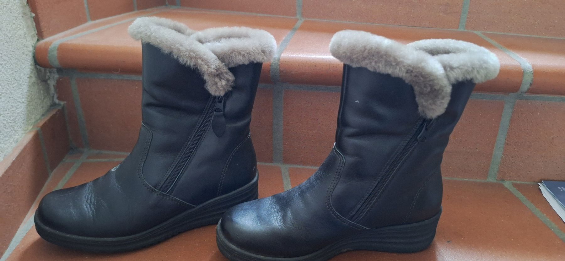 Scarpe da donna: Schwarze Winterstiefel mit Warmfutter, Grösse 36 - Top! – Usato da Männedorf venduto da Livingston 3