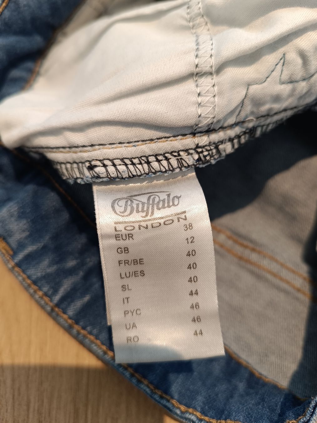 Buffalo Pantaloni: Shorts von Buffalo – Usato da Wolfwil venduto da SecondOwner 4