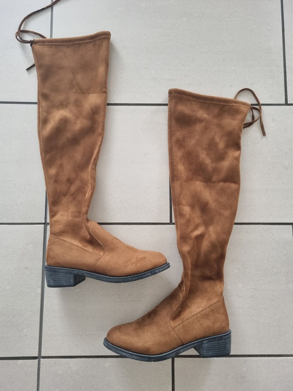 Scarpe da donna: Overknee Stiefel braun Wildlederoptik – Nuovo (secondo la descrizione) da Zuckenriet venduto da momo2011