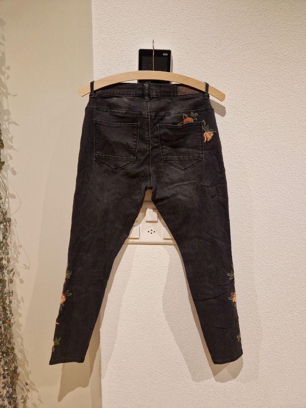 Only Jeans: Only Jeans mit Blumenstickereien – Usato da Luzern venduto da rebsi02 3