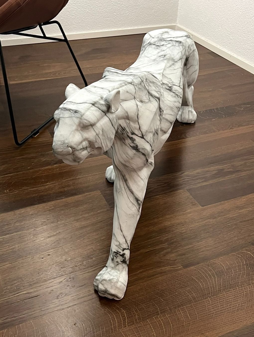 Statuette: 129cm Dekofigur Leopard Fiberglas Marmor-Look – Usato da Rüschlikon venduto da tta_22 2