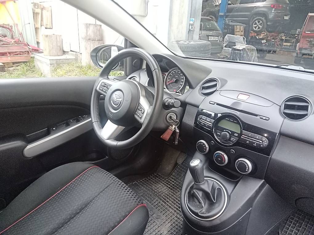 Autos: Mazda 2 1.5 4hb  – D'occasion à sils.i.D par Spyderrider 1