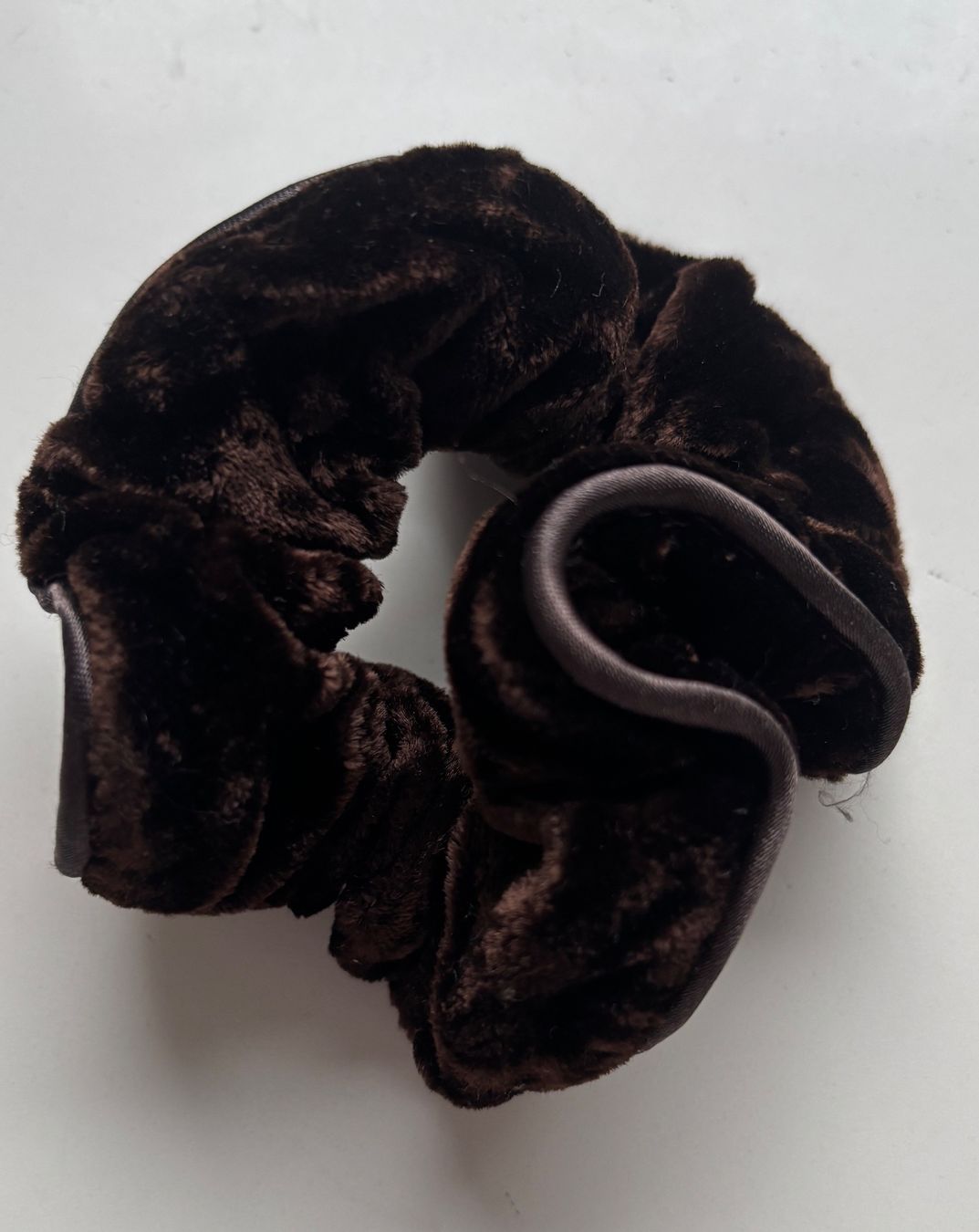 Haarschmuck: Srunchie Haargummi aus Samt - braun - weich & elegant – Gebraucht aus Bottmingen von Merkur_Basel 1