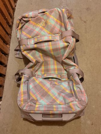 Valise Dakine roulante à carreaux multicolores