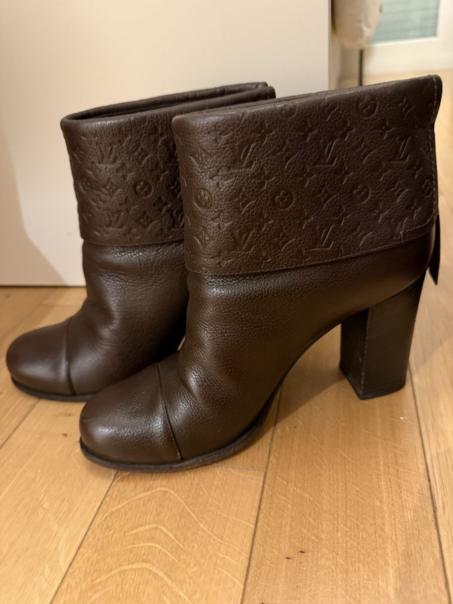 Louis Vuitton Scarpe da donna: Bottines Louis Vuitton cuir marron taille 38.5 usage – Usato da La Croix-de-Rozon venduto da ben_9qlz 1