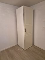 Weisser Putzschrank mit ausziehbarer Putzschrankeinrichtung