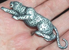 Brosche K-689 – Leopard silbrig