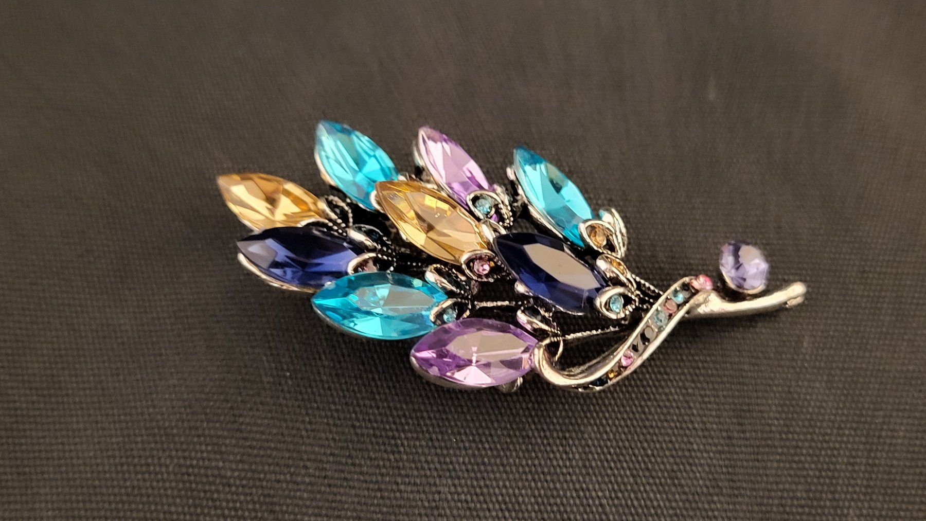 Broschen & Nadeln: Modeschmuck-Brosche – Gebraucht aus Basel von spinne02 2