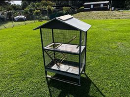 Grosser Vogelkäfig mit mehreren Etagen, Dach und Sitzstange