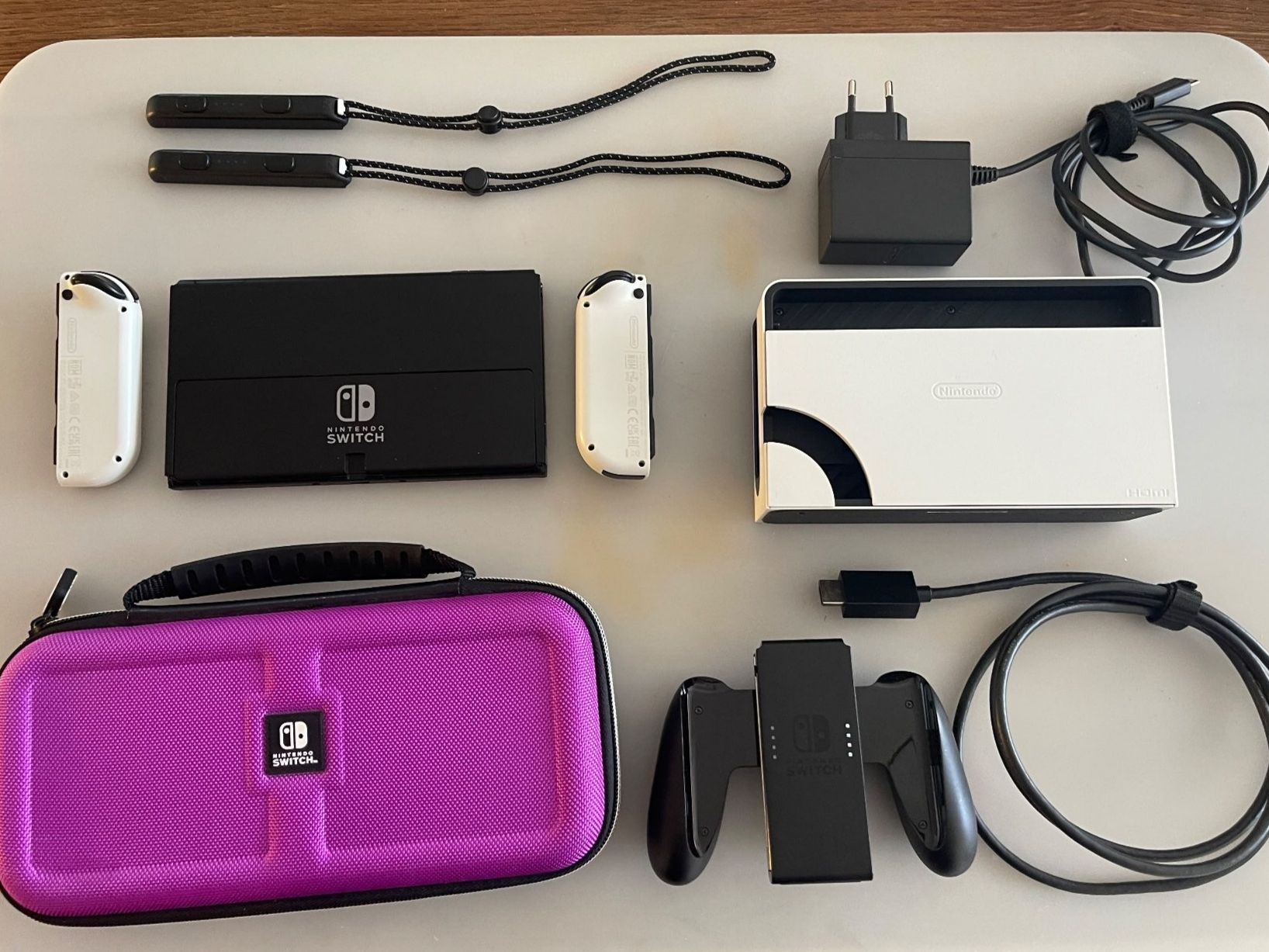 Nintendo Console: Nintendo Switch OLED Weiss Komplett Set mit Tasche + Spiel – Usato da Dietikon venduto da ussenterprise 3