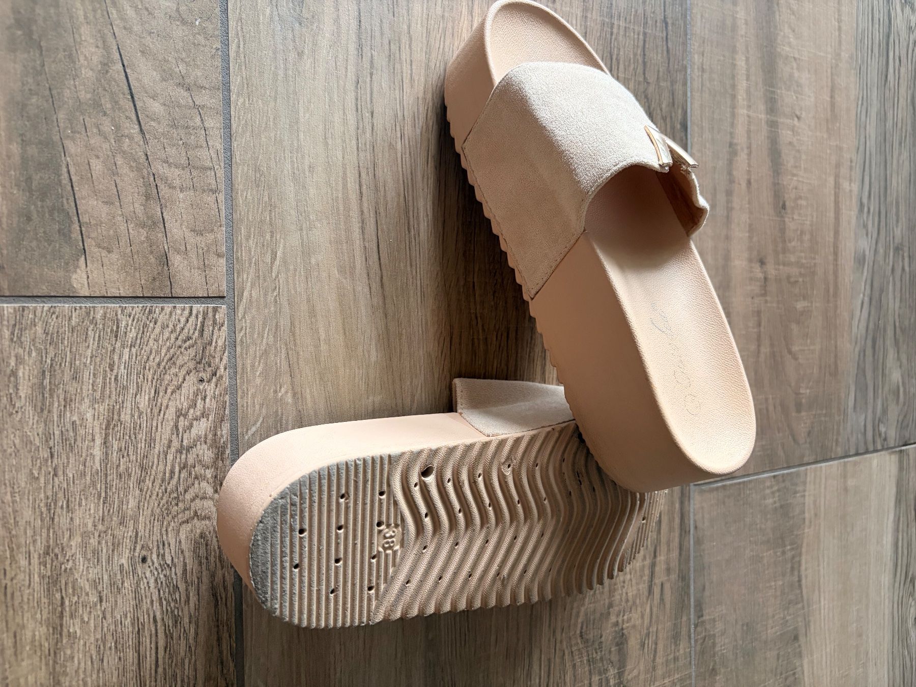 Scarpe da donna: Damen Pantoletten beige Gr. 38 – Usato da Thundorf venduto da pag_9852 1