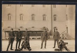 Foto-AK Schweizer Soldaten in Uniformen 