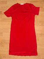 Rotes Kleid mit Gurt