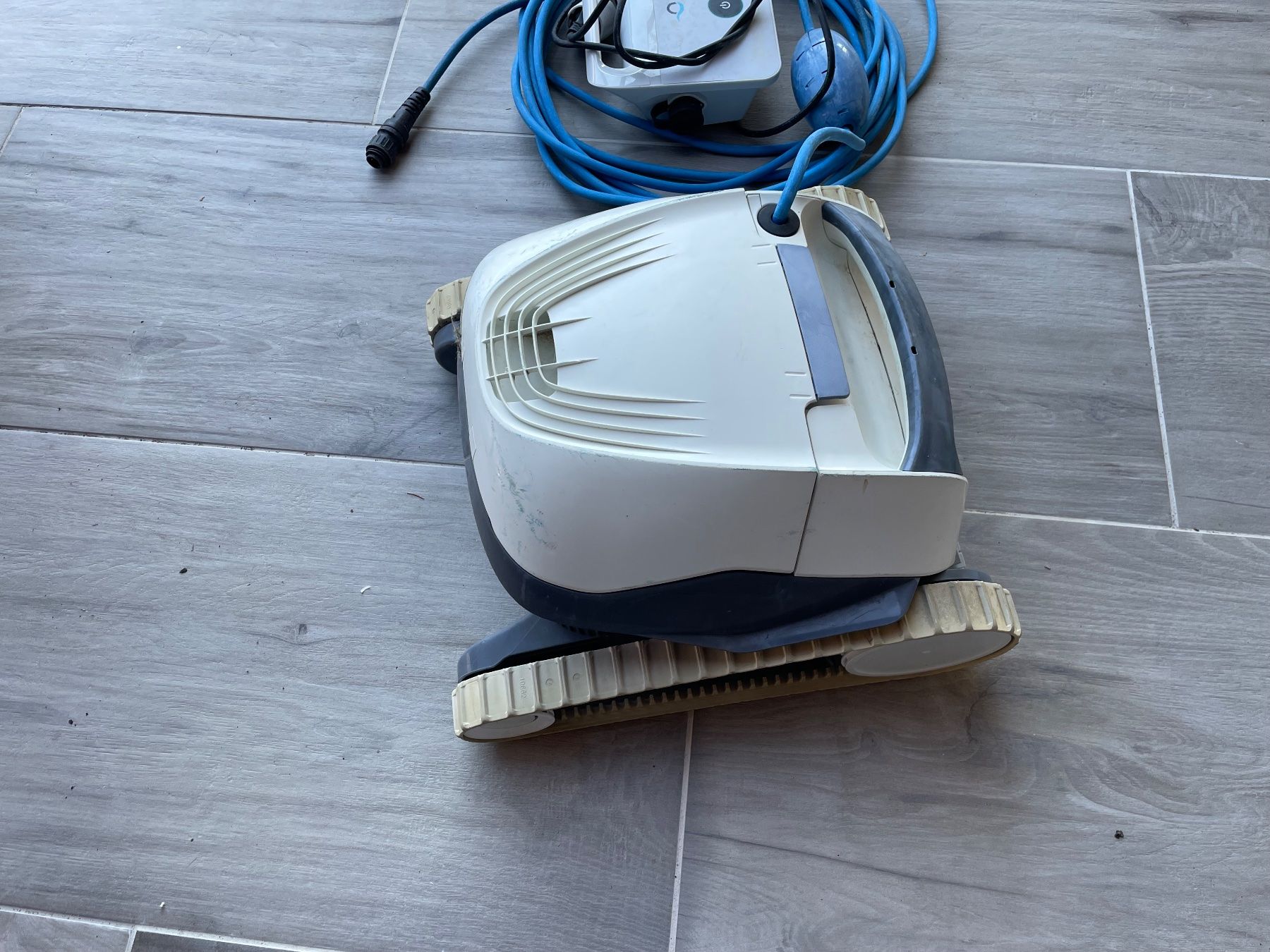 Dolphin Accessoires de piscine: Gebrauchter Poolroboter Maytronic Dolphin E10 – D'occasion à wila par steven22 1