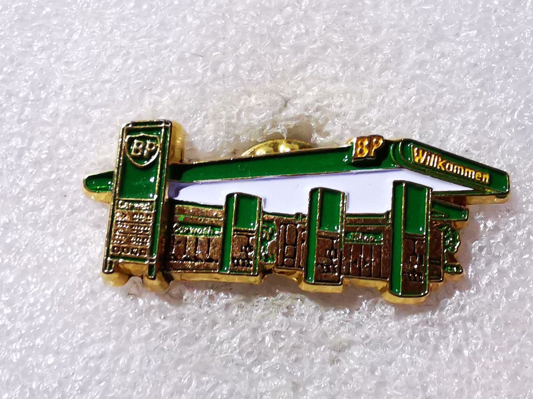 Placchette & Badge: Ansteckpin 17: BP Tankstelle – Usato da Oppligen venduto da Pin-Fall-Shop