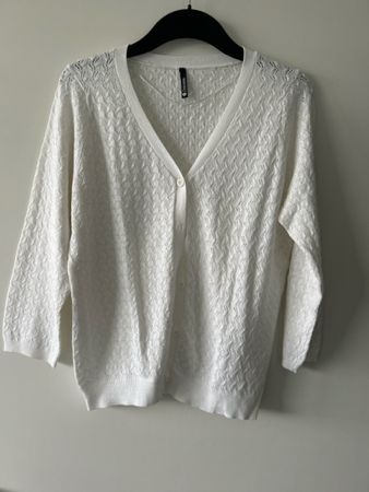 Süsses Strickjäggli von Chicoree, Grösse M, weiss
