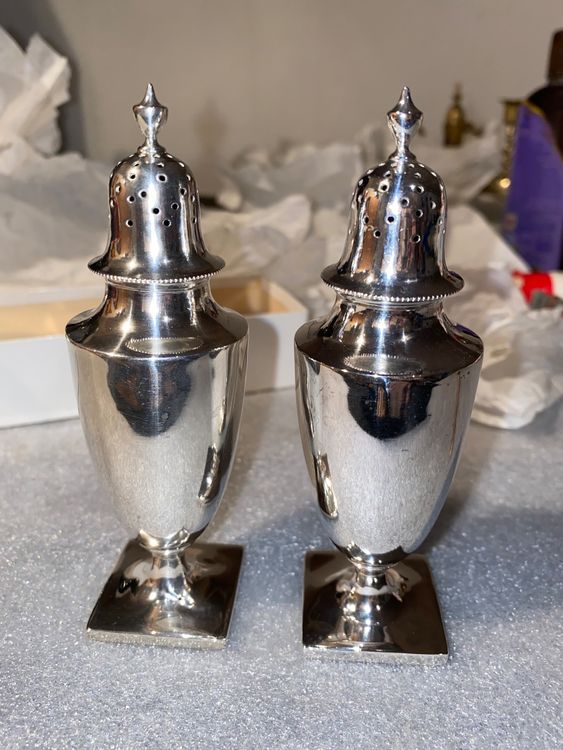 Goham pair of Salt and Pepper Shakers in Sterling Silver. Kaufen auf