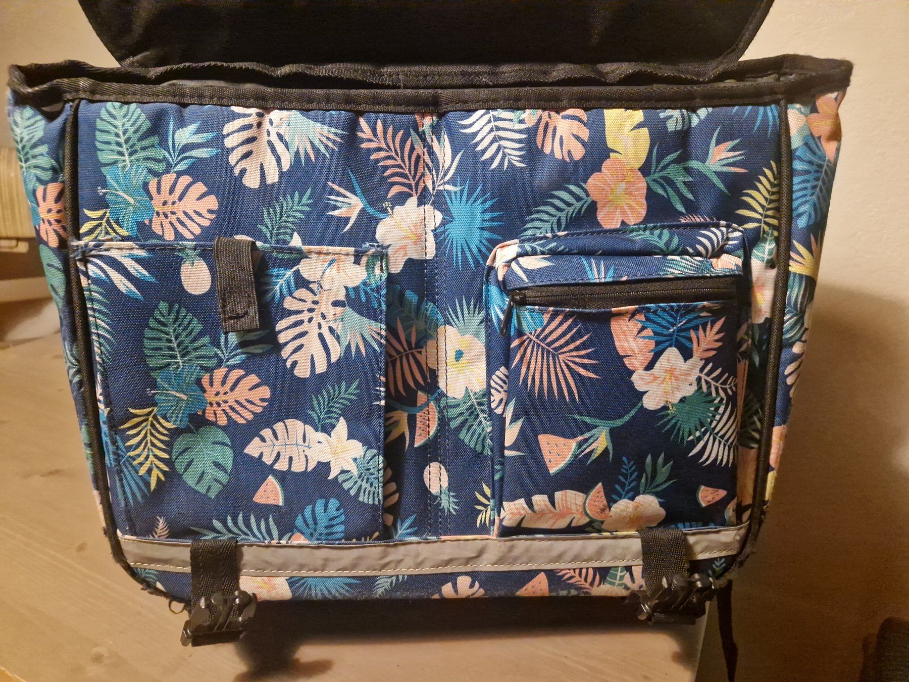 Rip Curl Zaini: Cartable Rip Curl imprimé floral bleu – Usato da Petit-Lancy venduto da CristianPabloRivier 4