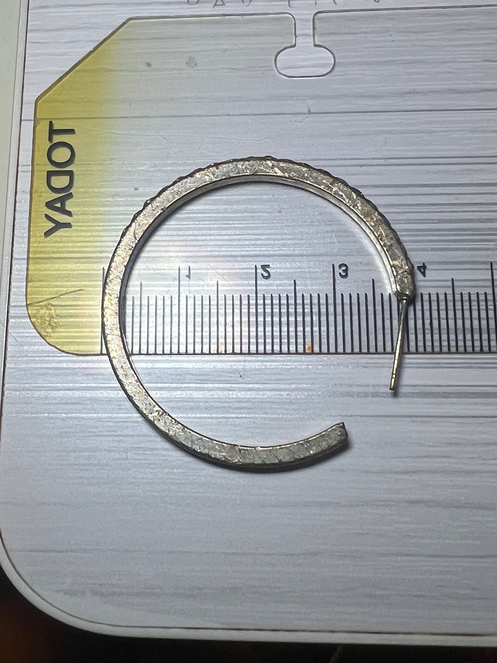 Ohrringe & -stecker: Creole Ohrring mit Steinen silberfarben Durchmesser 4cm – Gebraucht aus Bremgarten b. Bern von barny2 2