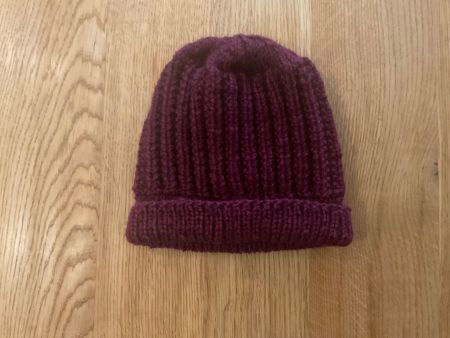 Handgestrickte, warme Wintermuetze in schoenem Weinrot
