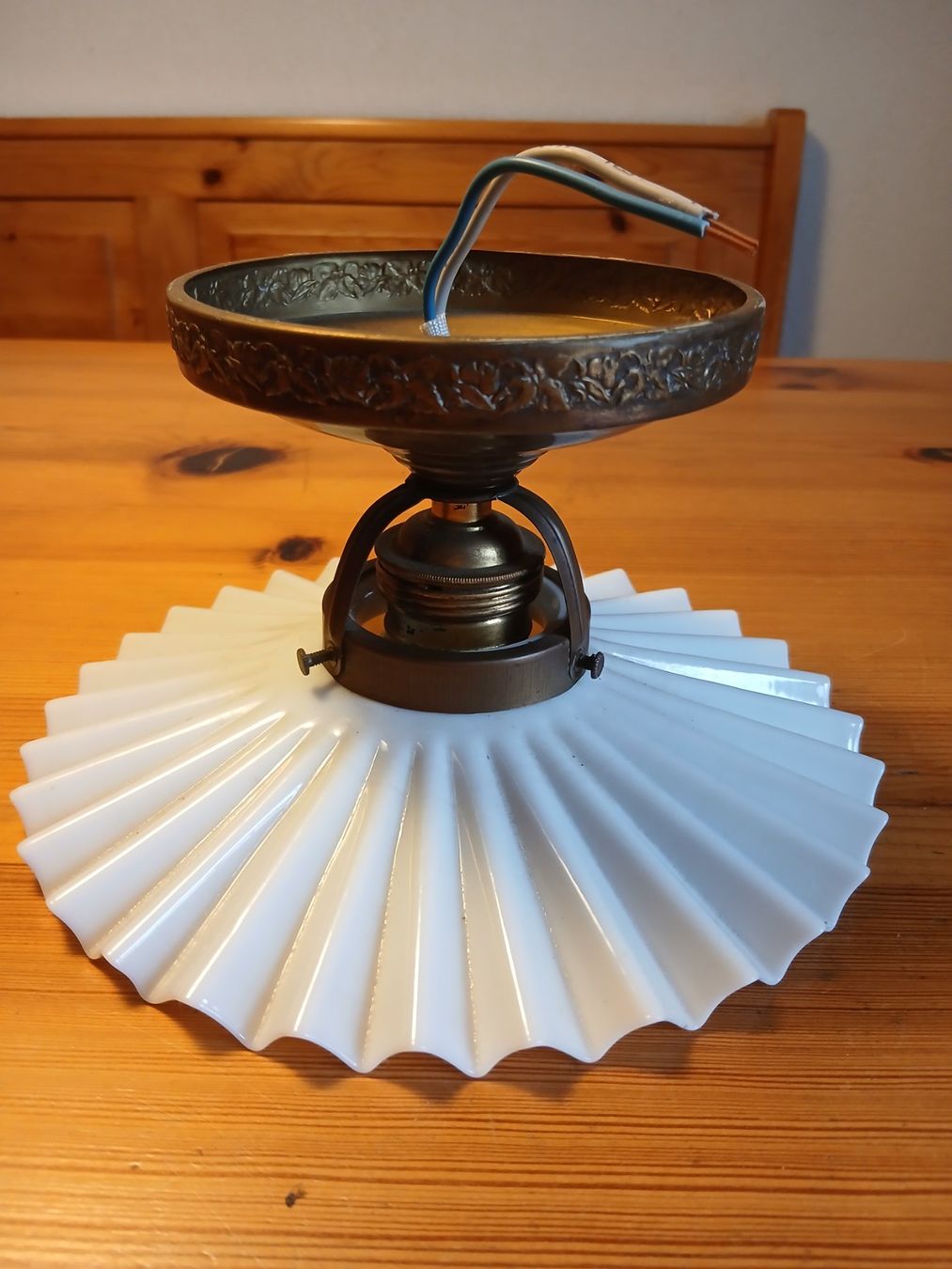 Lampadari & plafoniere: Deckenleuchte Messing mit weißem Glasschirm – Usato da Oberentfelden venduto da Trinity1945 2